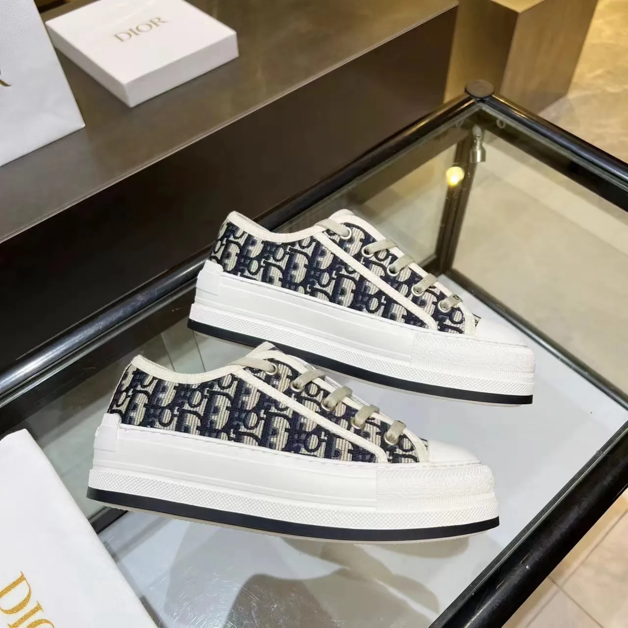 👟👟Ex-factory price 520👟👟 Dior’s 2025 Walk ‘n’ Dior embroidered mid-top casual shoes are new. On the fashion stage, Dior embroidered shoes are the well-deserved protagonist. Delicate stitching is used on the upper, every stitch is devoted to the craftsman's efforts, and every thread is woven with artistic poetry. From complex floral patterns to smart geometric textures, embroidery is like the magic that gives shoes life, allowing them to show dynamic beauty even in static conditions.   Wearing Dior embroidered shoes feels like stepping into a dream world full of art. It is not only a pair of shoes, but also a walking piece of art that perfectly integrates fashion and culture. Whether you are strolling on the bustling city streets or attending important social occasions, Dior embroidered shoes can add unique charm to your style and become the focus of everyone's attention.   Choosing Dior embroidered shoes means choosing a persistent pursuit of quality and a unique understanding of fashion. Let it accompany you through every wonderful moment and leave your own fashion mark.  Material: Sheepskin lining, feet, silk cowhide, size 35-41, heel height 5cm